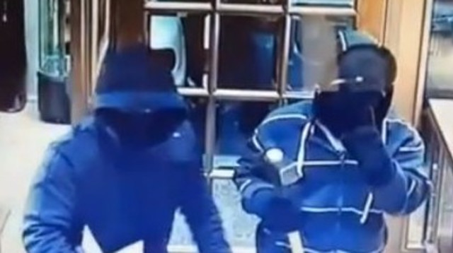 שוד חנות תכשיטים בתל אביב (צילום: מצלמות אבטחה)