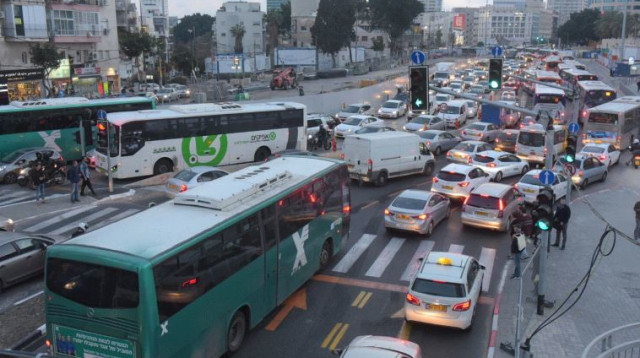 עומסי תנועה בתל אביב (צילום: אבשלום ששוני)