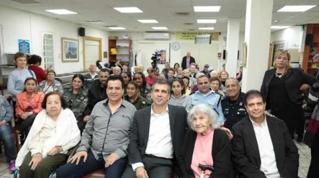 שר הכלכלה אלי כהן בסיור בבית של עמותת "יד עזר לחבר" (צילום: אוקסנה שלומוב)