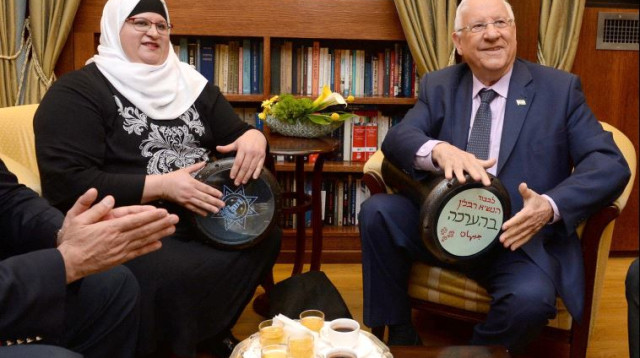 הנשיא ראובן ריבלין ורעייתו עם המורה מטייבה (צילום: מארק ניימן, לע"מ)