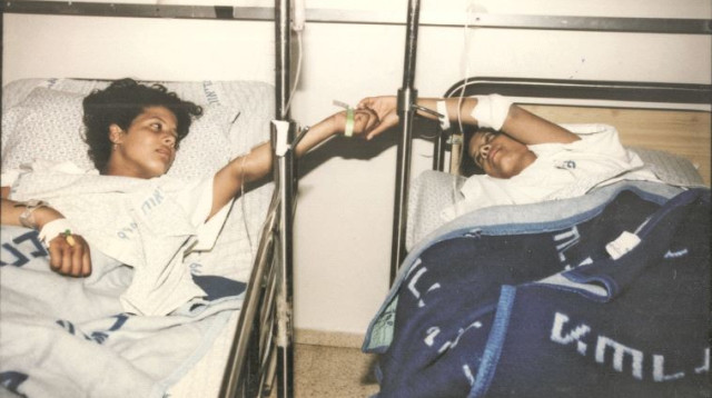 התאומות עופרי לאחר הפציעה, 1997 (צילום: חיים חצב ויגאל לוי באדיבות אינדקס הגליל)