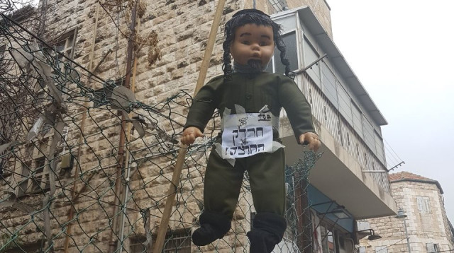 בובה של חייל חרדי שנתלתה בירושלים (צילום: דוברות המשטרה)