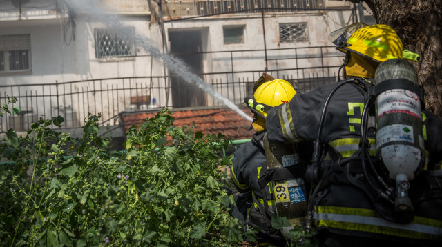 לוחמי אש פועלים לכיבוי שריפה, ארכיון (צילום: הדס פרוש , פלאש 90)