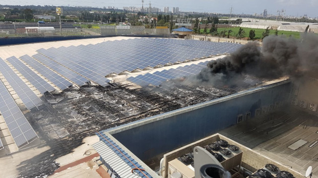 שריפה ליד פתח תקווה, גג הסופר שעלה באש (צילום: כבאות הצלה מחוז מרכז)