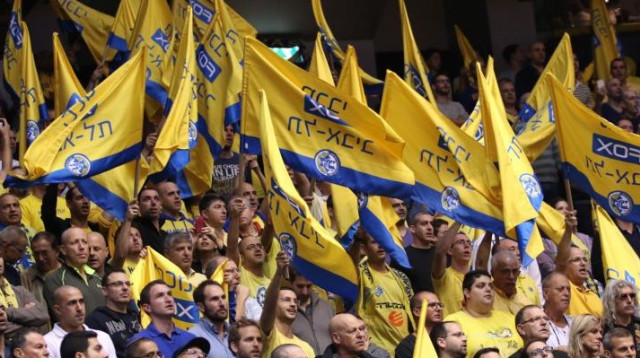 אוהדי מכבי תל אביב בכדורסל (צילום: ערן לוף)