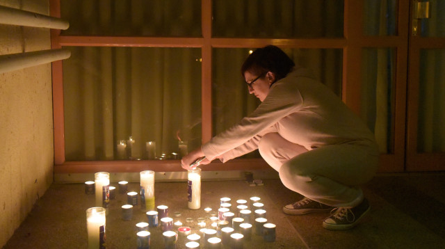 נרות נשמה מחוץ לקופת חולים לזכר האחות שנרצחה (צילום: אבשלום ששוני)