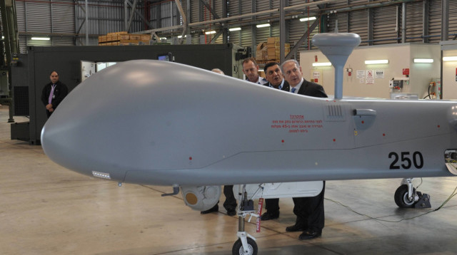 בנימין נתניהו בוחן מל"ט של התעשייה האווירית (צילום: עמוס בן גרשום, לע"מ,פלאש 90)