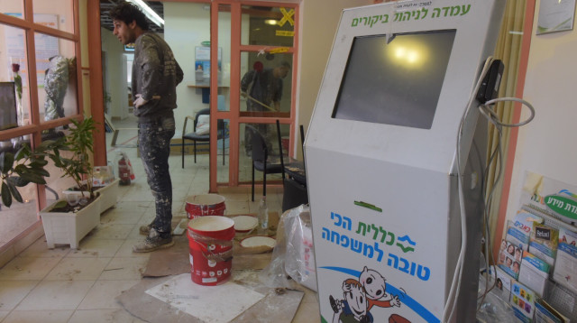 קופת החולים בחולון יום אחרי הרצח של טובה קררו (צילום: אבשלום ששוני)