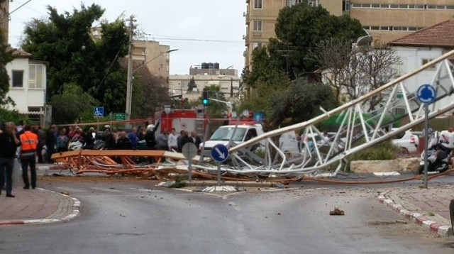 מנוף שקרס על כביש ברמת גן (צילום: יקי צימרמן)