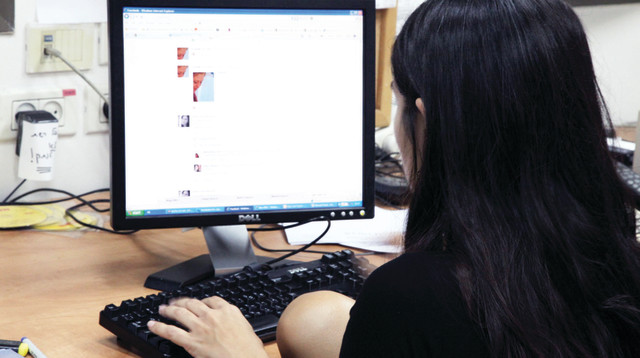 אישה מול מחשב, צילום אילוסטרציה (צילום: נאור רהב)