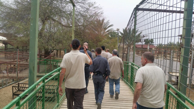 פקחי רשות הטבע והגנים מגיעים לפונדק כושי רימון (צילום: אריה רוזנברג, רשות הטבע והגנים)