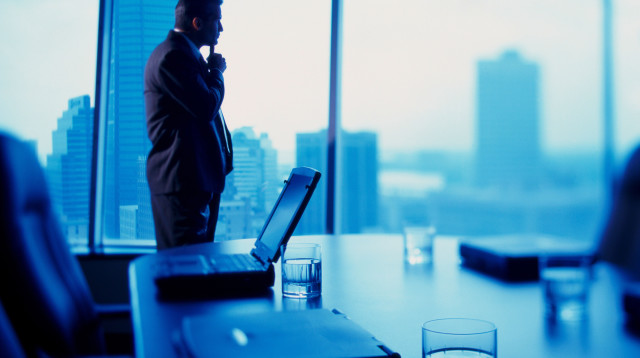 איש עסקים במשרד (צילום: אינגאימג')