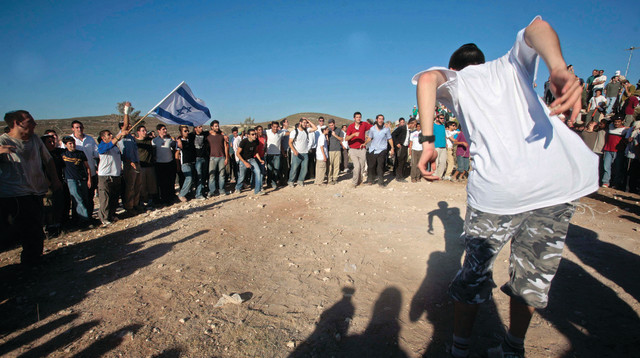 פעילי ימין עולים לחומש הנטושה, ארכיון (צילום: רויטרס)