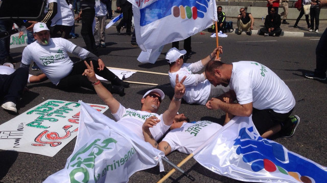 הפגנת עובדי חיפה כימיקלים בתל אביב (צילום: אבשלום ששוני)