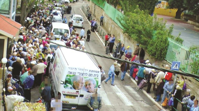 חלוקת המזון של עמותת יד עזר לחבר (צילום: ג'ו לוצ'יאנו)