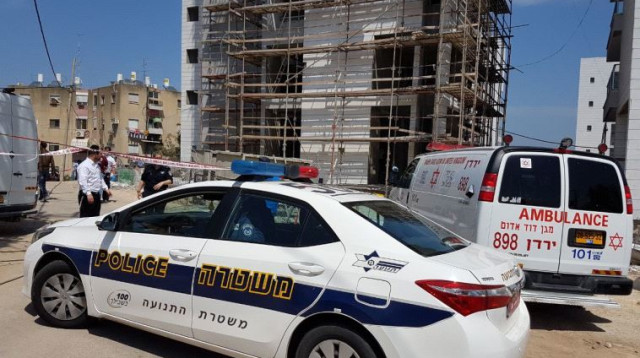 משטרה ואמבולנס בזירת הרצח בטבריה  (צילום: תיעוד מבצעי מד"א)