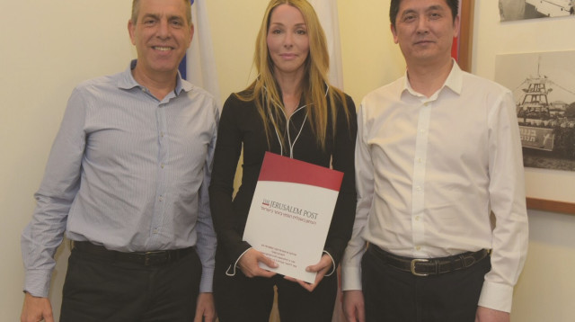 מימין: יו"ר ברייט דיירי צ'אנג צ'ונג'יאן, מנכ"לית קבוצת הג'רוזלם פוסט רונית חסין הוכמן ומנכ"ל תנובה א (צילום: אבשלום ששוני)