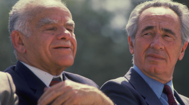 שמעון פרס ויצחק שמיר (צילום: נתי הרניק, לע"מ)