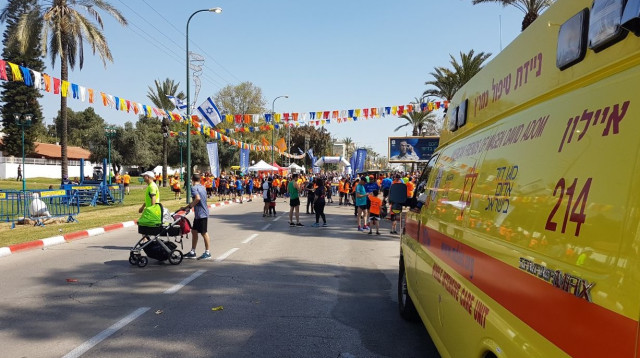 פצועים במרתון לוד (צילום: אלון חכמון)