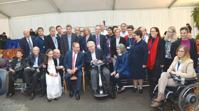 נתניהו, יצחק פרלמן ורעייתו טובי עם זוכי תחרות רוח ללא מגבלות  (צילום: יוסי זליגר)