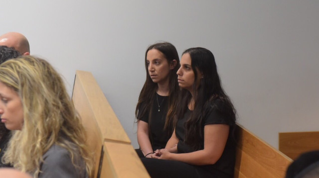 בנותיה של טובה קררו ז"ל בבית המשפט (צילום: אבשלום ששוני)