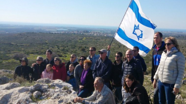 משפחת פכטר, צאצאי מפקד שיירת יחיעם בן עמי פכטר ז"ל באתר ההנצחה (צילום: תקשורת יעל שביט)