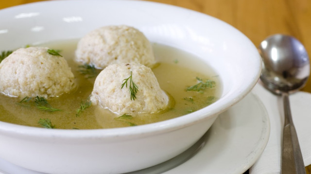 מרק עוף של "סנדר" (צילום: מיטל סלומון)