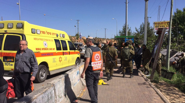 פיגוע דריסה, צומת עפרה (צילום: דוברות מד"א)