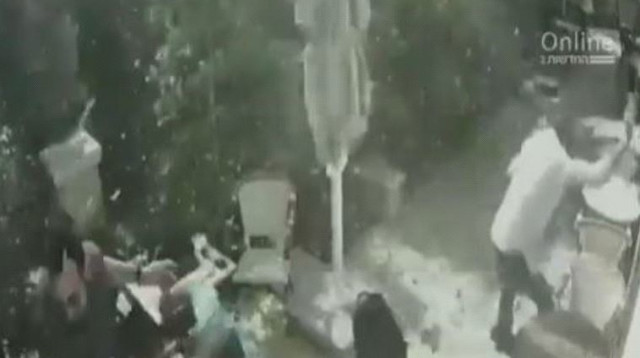 תיעוד: קריסת העץ הקטלנית בכפר סבא (צילום: מסך)