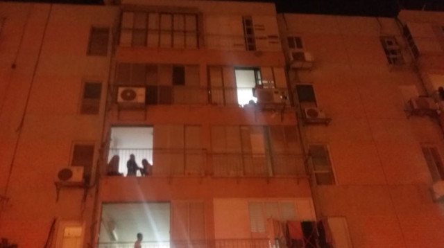 מוקד השריפה בתל אביב (צילום: משה כהן)