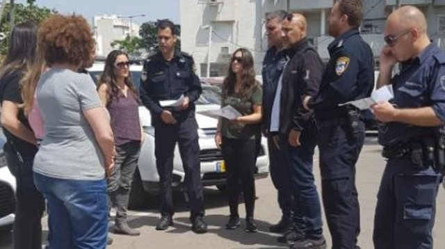 מתנדבים מחפשים את סיון לביא (צילום: דוברות המשטרה)