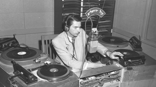 אולפן קול ירושלים של קול ישראל, 1950 (צילום: פריץ כהן, לע"מ)