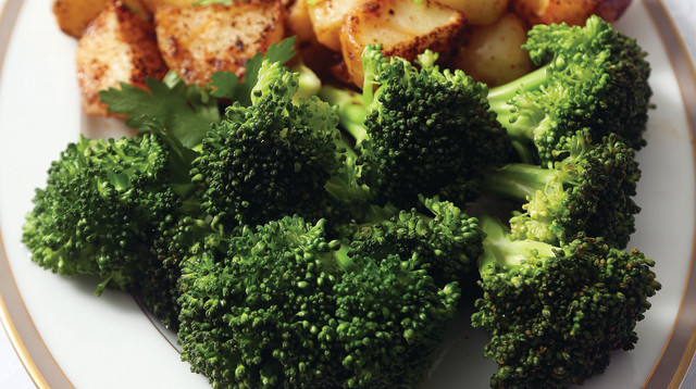 תפוחי אדמה צלויים, פרחי ברוקולי ופירה בטטה (צילום: אריאל בשור)