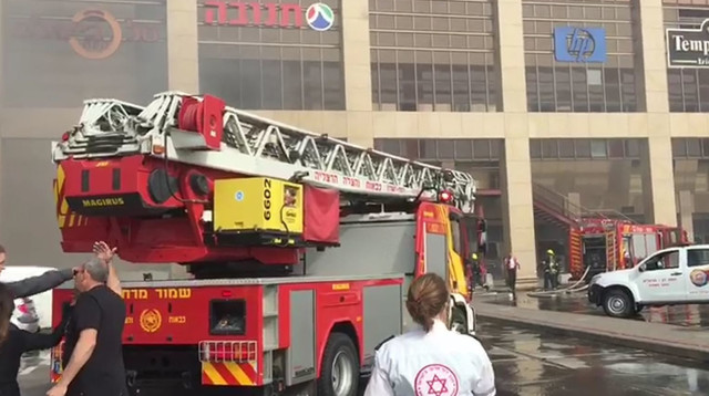 שריפה בסינמה סיטי גלילות (צילום: דוברות מד"א)