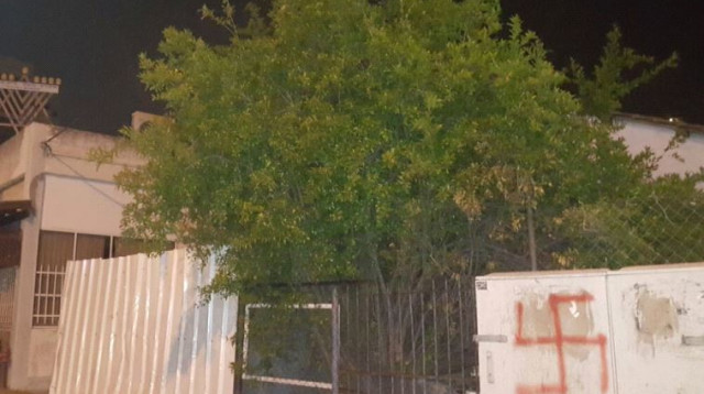 צלב קרס שרוסס בפתח תקווה  (צילום: אלון חכמון)