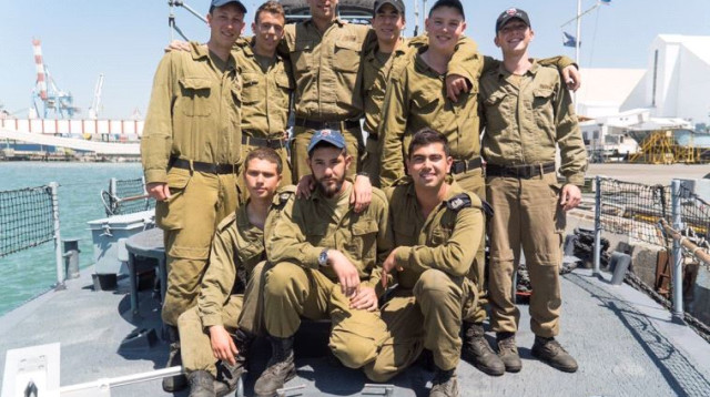 החיילים על הדבורה (צילום: דובר צה"ל)