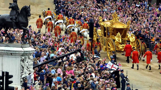 הכרכרה המוזהבת של המלכה אליזבת' (צילום: רויטרס)