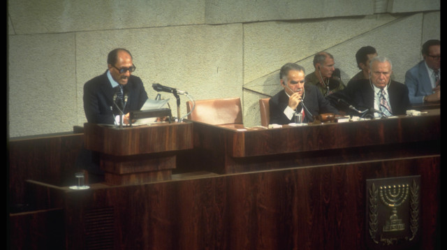 אנואר סאדאת נואם בכנסת (צילום: יעקב סער, לע"מ)