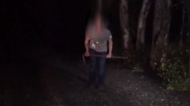 התייר מארה"ב מחזיק במוט ברזל לפני המעצר (צילום: דוברות המשטרה)