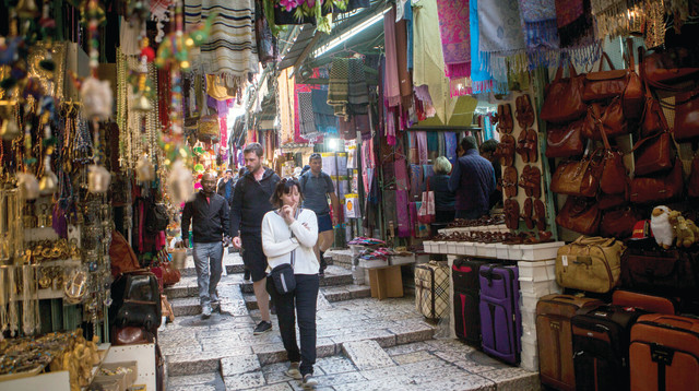 תיירים בירושלים (צילום: מרים אלסטר פלאש 90, רויטרס)
