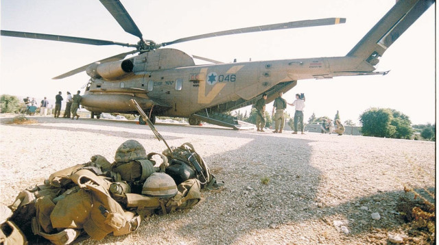 ציוד לוחמי השייטת שהשתתפו במבצע ליד המסוק שחילץ אותם (צילום: הרצל שפירא)