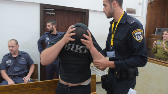 חשוד במעורבות באונס הקבוצתי בהרצליה (צילום: אבשלום ששוני)