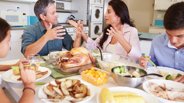 ריב בארוחה משפחתית, אילוסטרציה (צילום: אינג אימג')