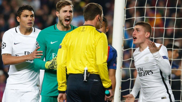 שופט רב עם שחקני ריאל מדריד (צילום: AFP)