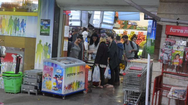 מכולת בתל אביב (צילום: אבשלום ששוני)