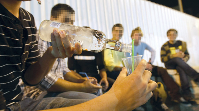 בני נוער שותים אלכוהול, צילום אילוסטרציה (צילום: פלאש 90)