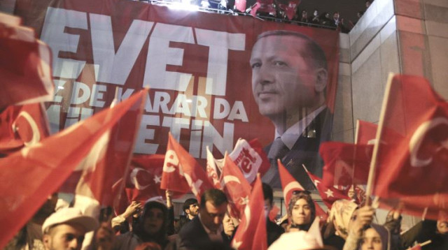 תומכי ארדואן חוגגים את תוצאות משאל העם (צילום: רויטרס)