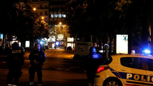 פיגוע בשאנז אליזה בפריז (צילום: AFP)