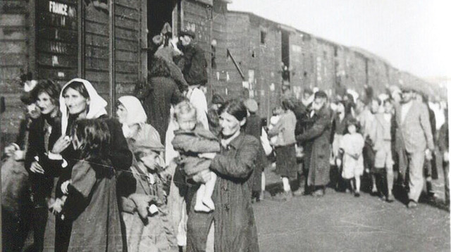 משפחות בדרך למחנה ההשמדה טרבלינקה (צילום: ויקיפדיה)