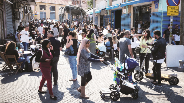 יהודים וערבים ביפו (צילום: נתי שוחט, פלאש 90)